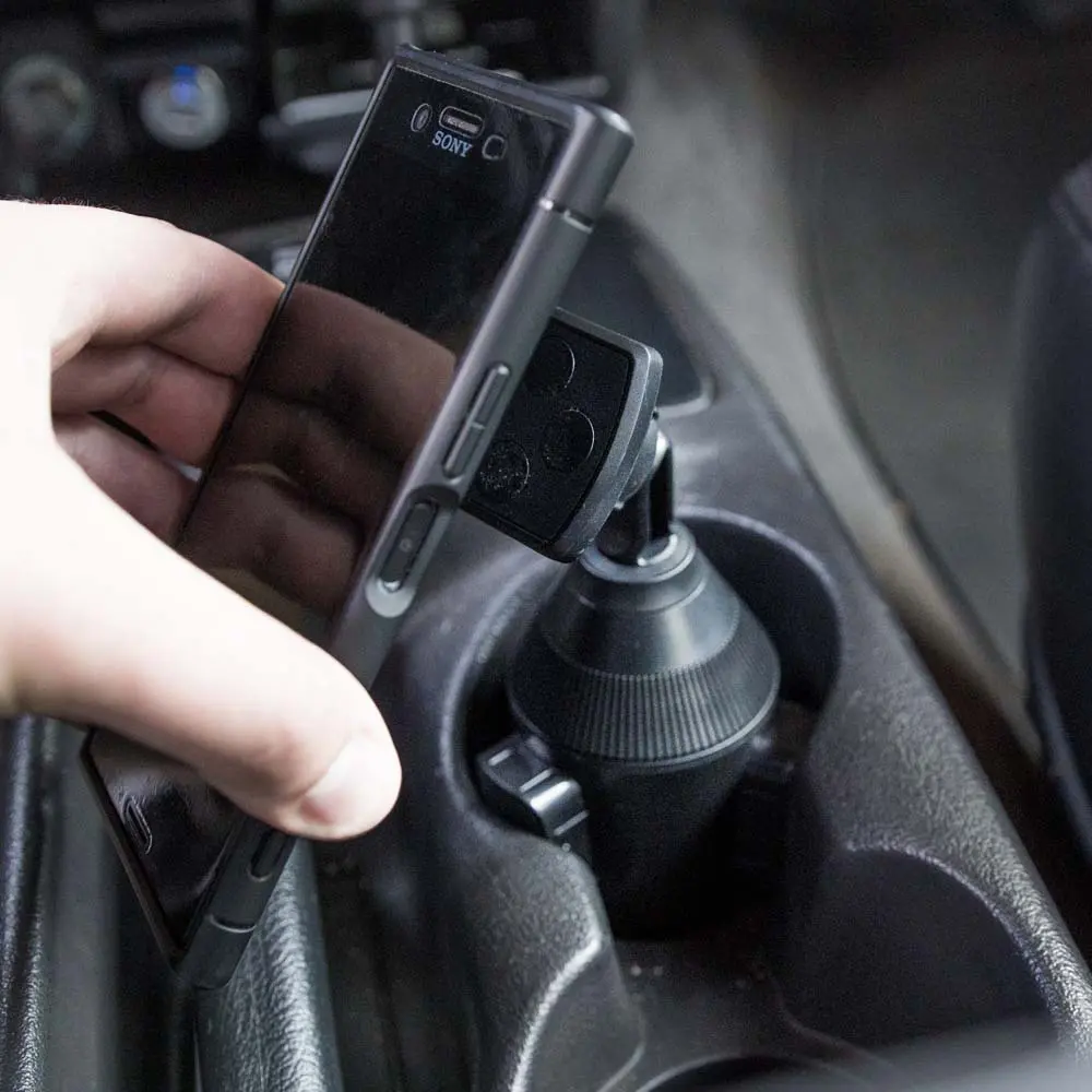 Soporte de teléfono en el imán del portavasos